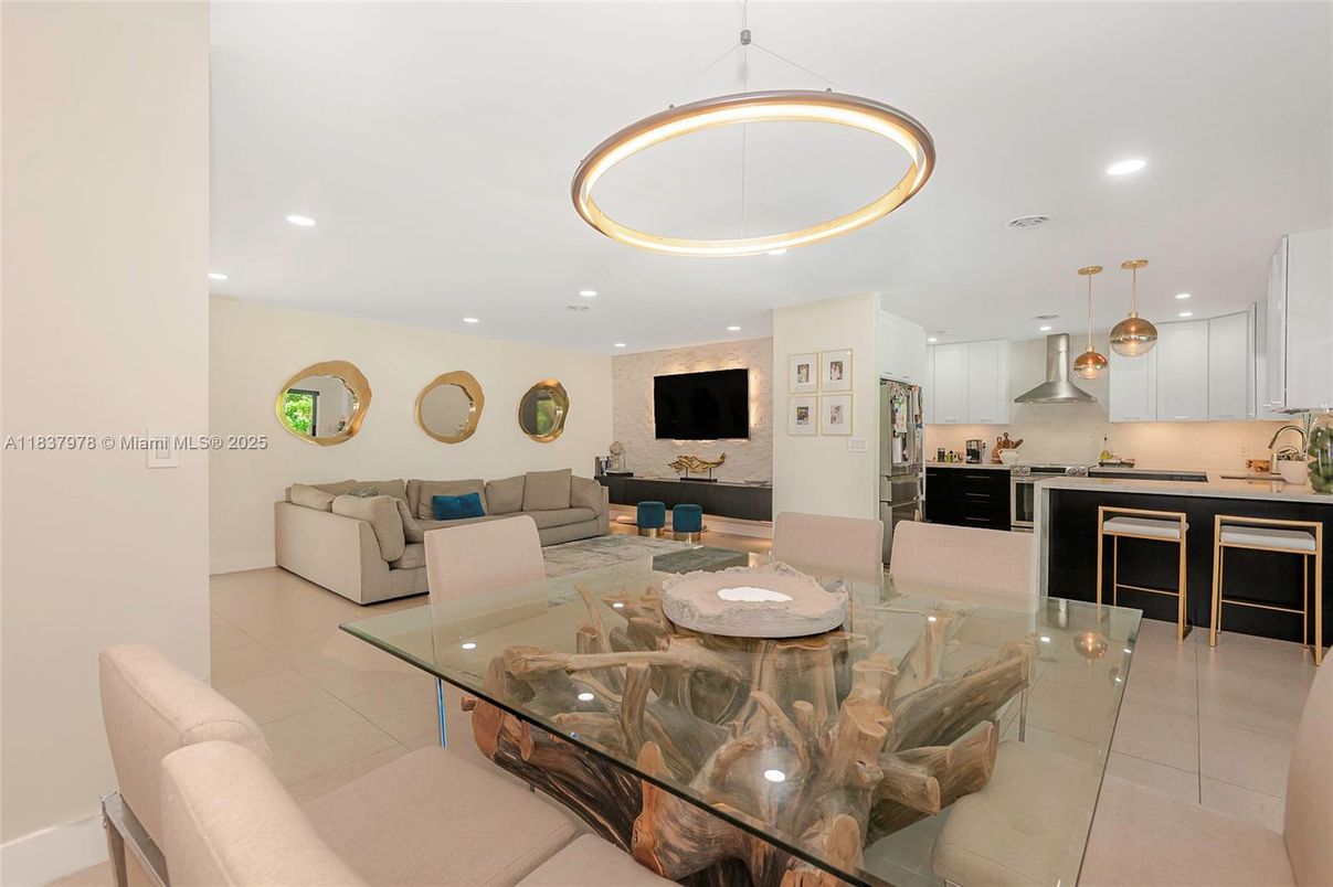 Dining room, Interior, Kitchen, Living room, Pendant Lights, Recessed Lighting, Stainless Steel Appliances