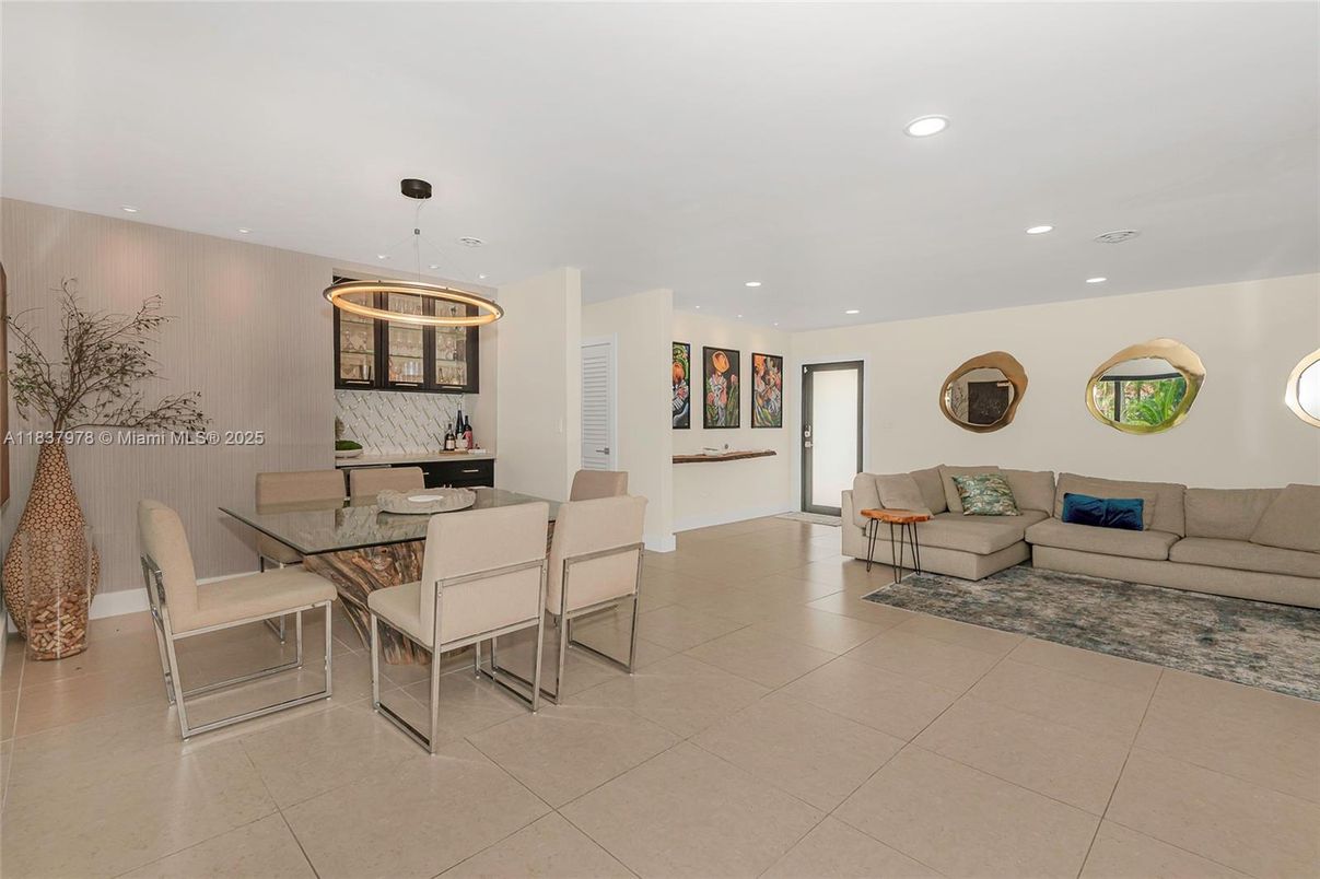 Dining room, Interior, Living room, Pendant Lights, Recessed Lighting