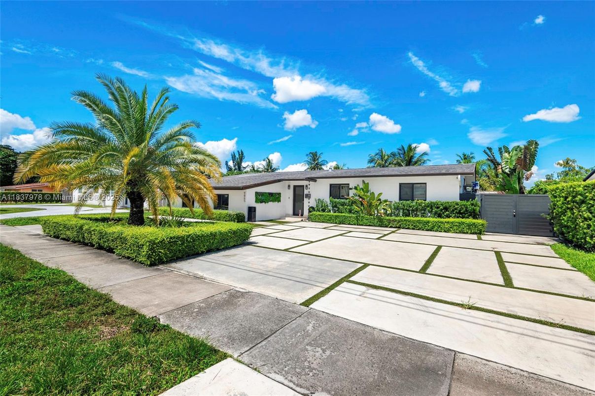 Backyard, Exterior, Facade, Ranch