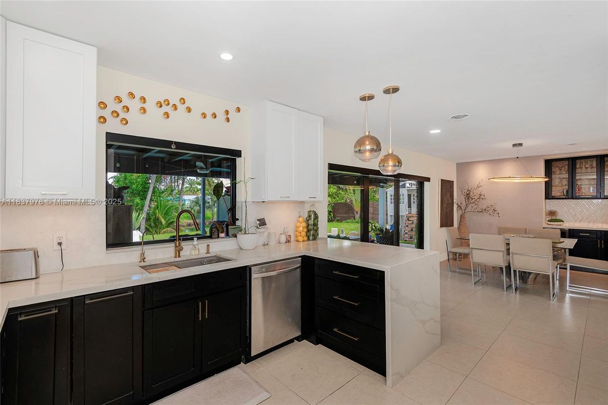 Dining room, Interior, Kitchen, Pendant Lights, Recessed Lighting, Stainless Steel Appliances