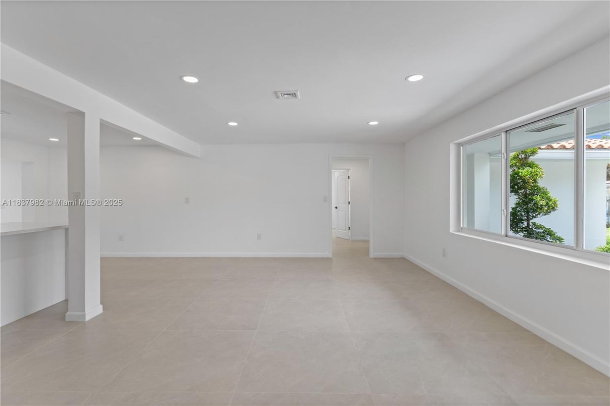 Empty room, Interior, Recessed Lighting