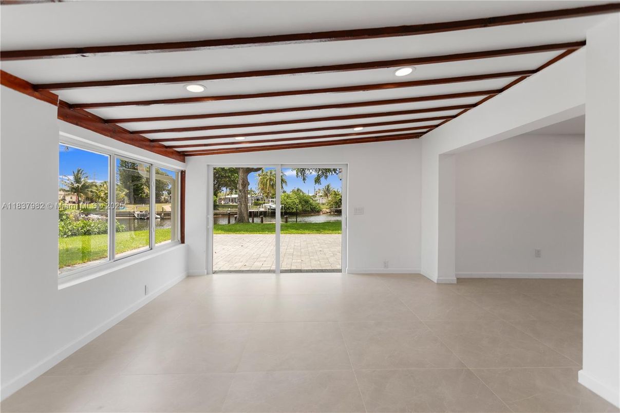 Empty room, Interior, Recessed Lighting, Wooden Beams