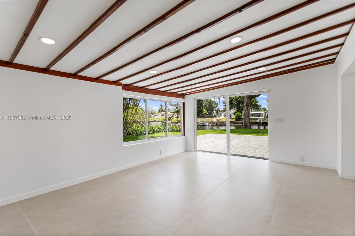 Empty room, Interior, Recessed Lighting, Wooden Beams