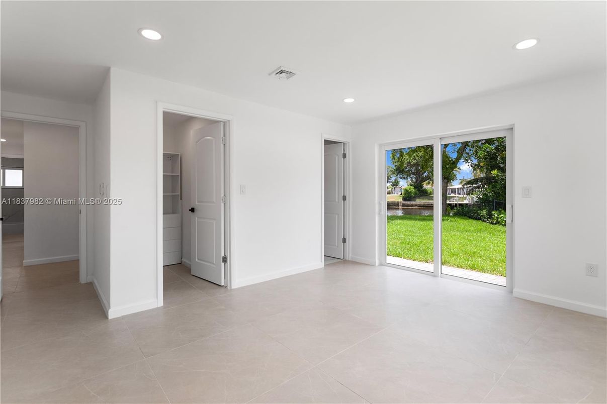 Empty room, Interior, Recessed Lighting