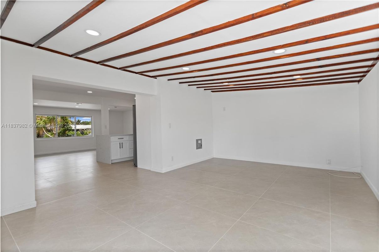 Empty room, Interior, Recessed Lighting, Wooden Beams