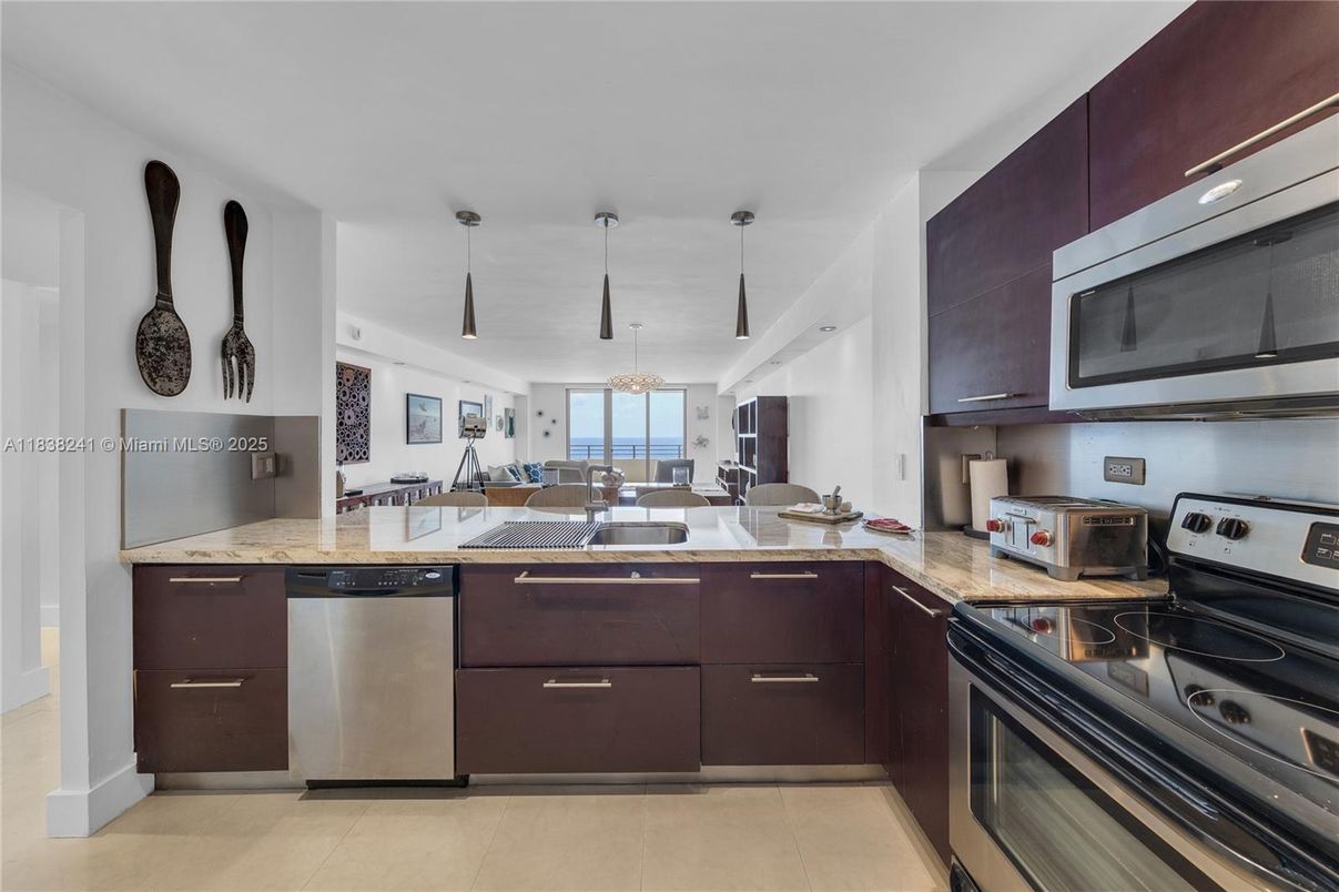 Dining room, Interior, Kitchen, Pendant Lights, Stainless Steel Appliances