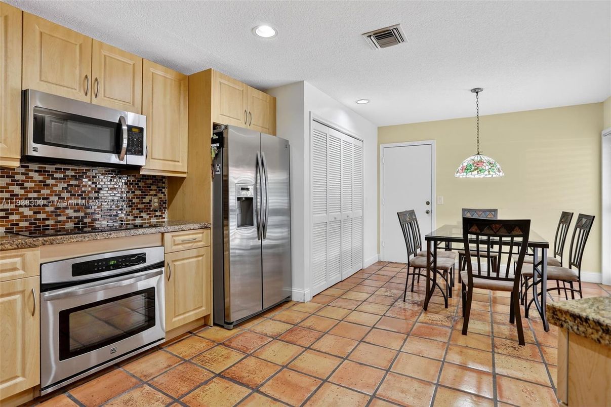 Dining room, Interior, Kitchen, Pendant Lights, Recessed Lighting, Stainless Steel Appliances