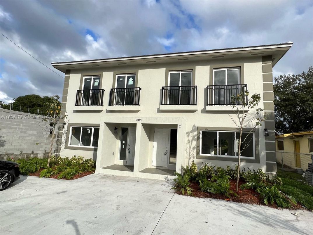 Exterior, Facade, Modern