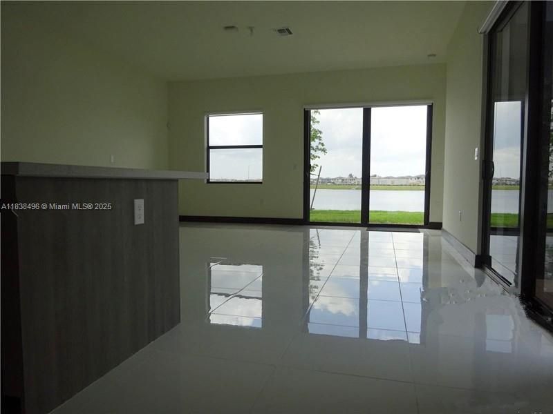 Empty room, Interior, Water