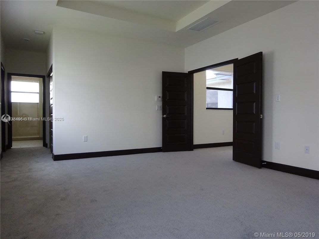Empty room, Interior