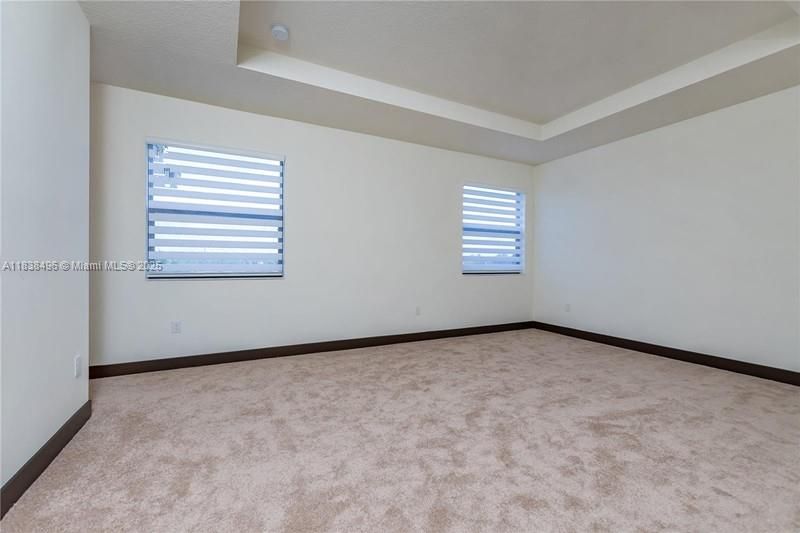 Empty room, Interior