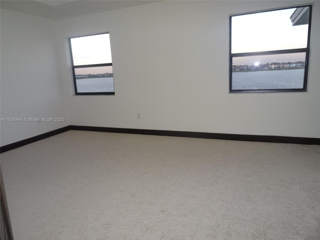 Empty room, Interior