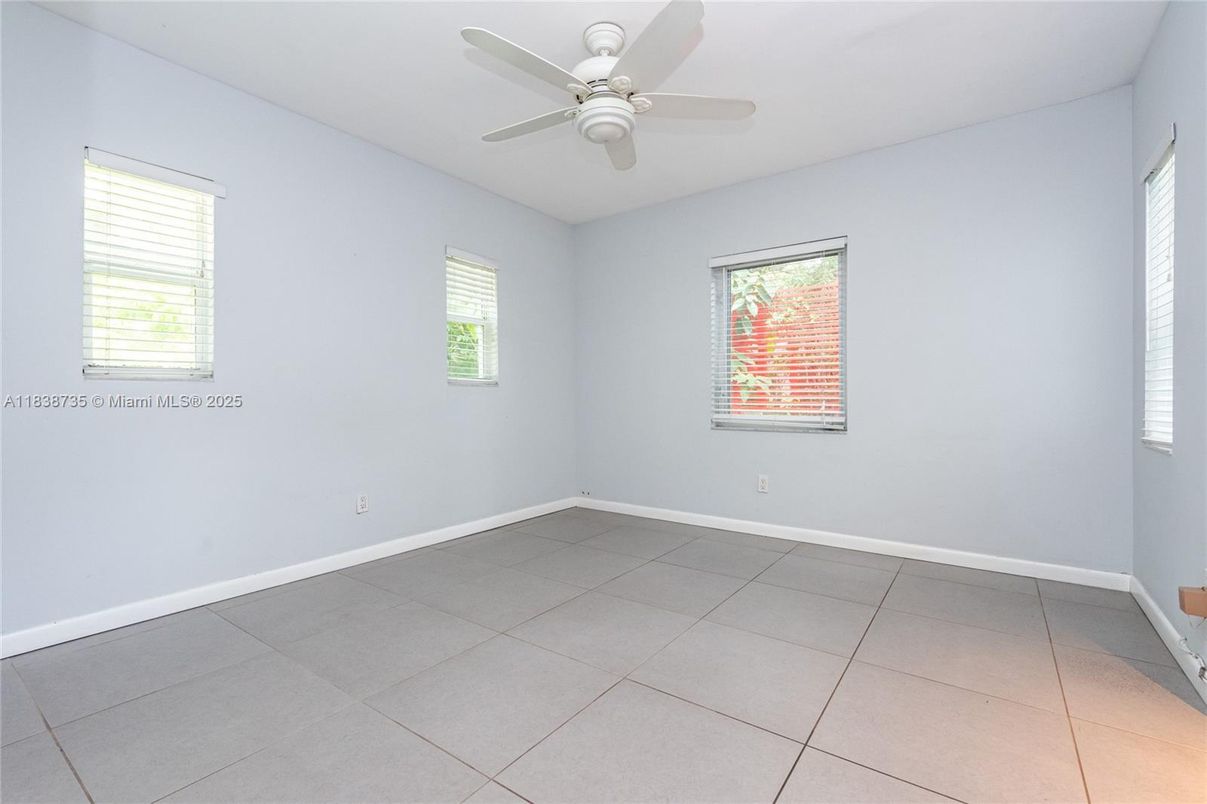 Empty room, Interior