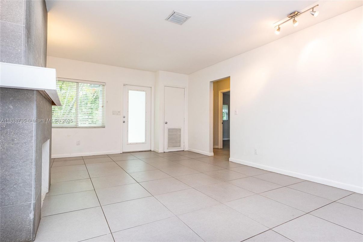 Empty room, Interior