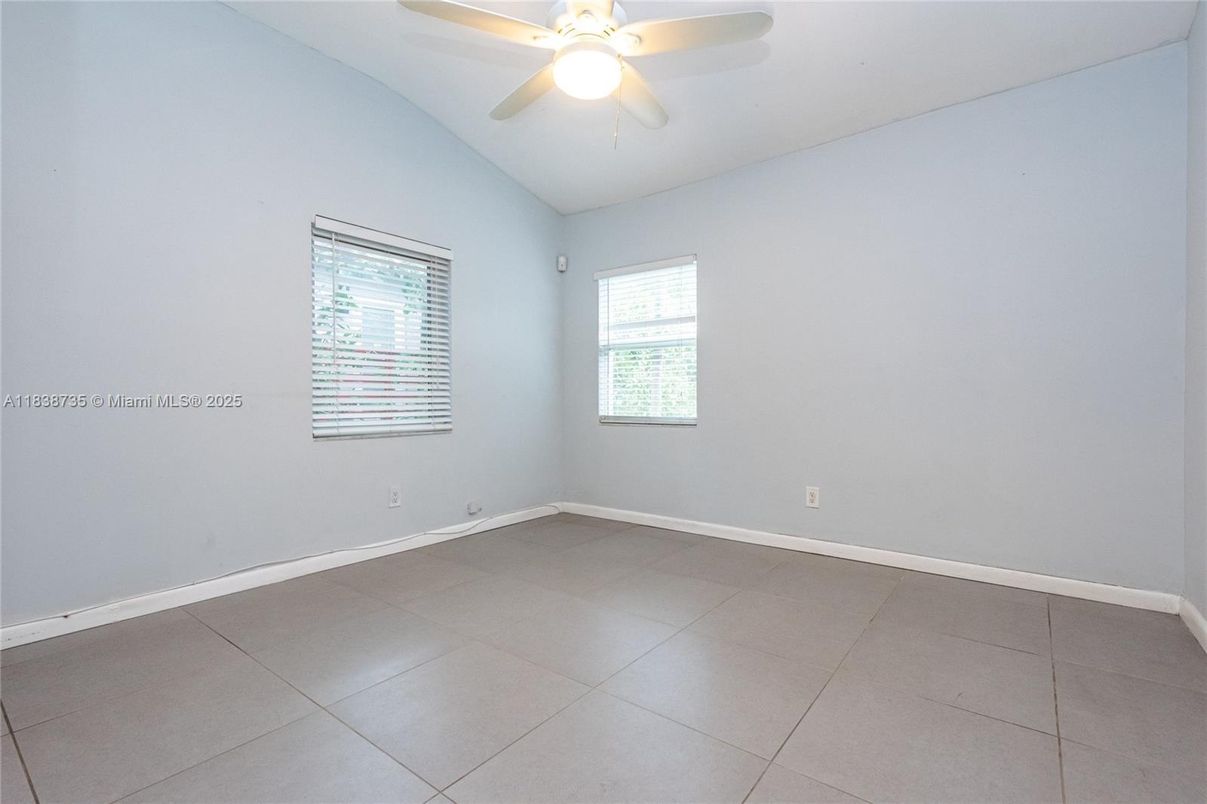 Empty room, Interior