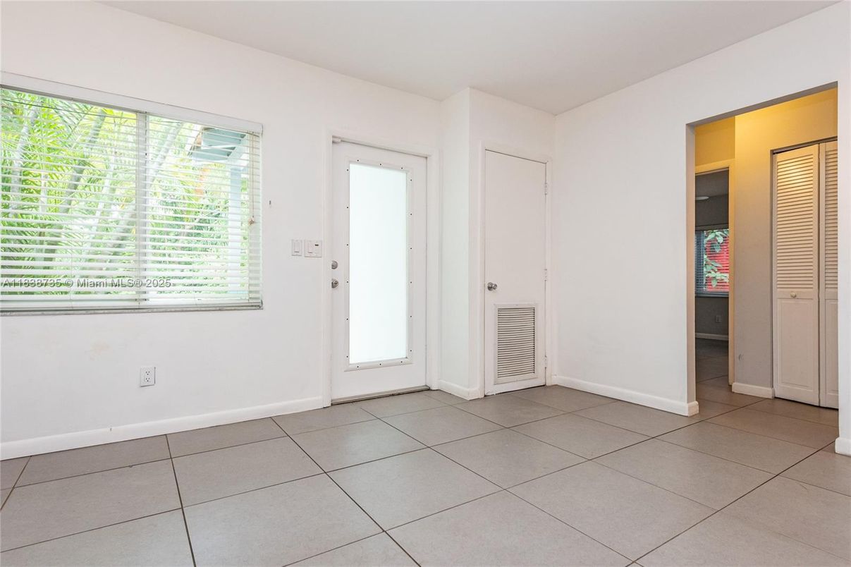 Empty room, Interior