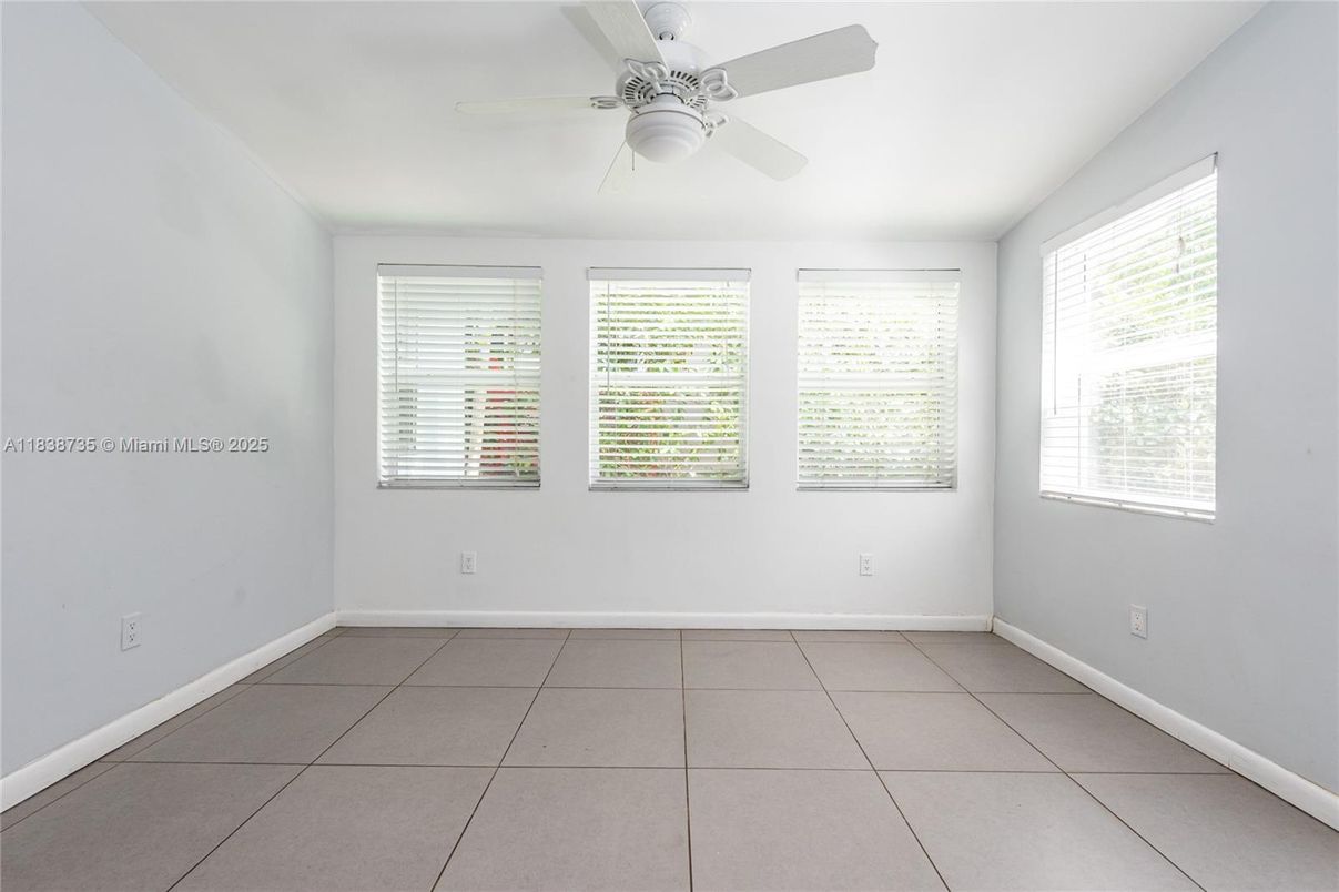 Empty room, Interior