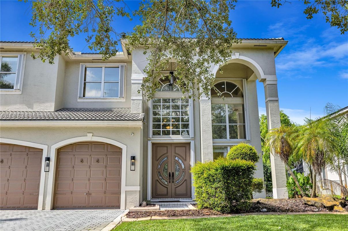 Attached, Exterior, Facade, Mediterranean
