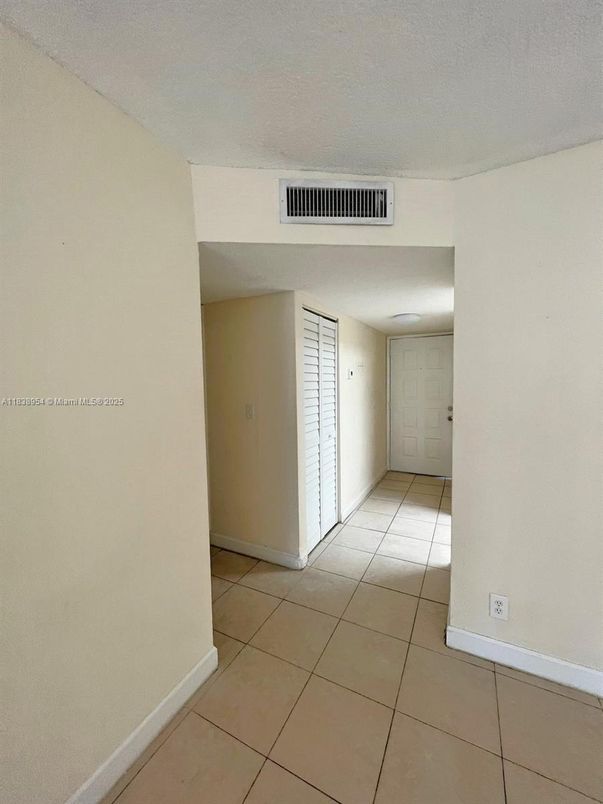 Empty room, Interior