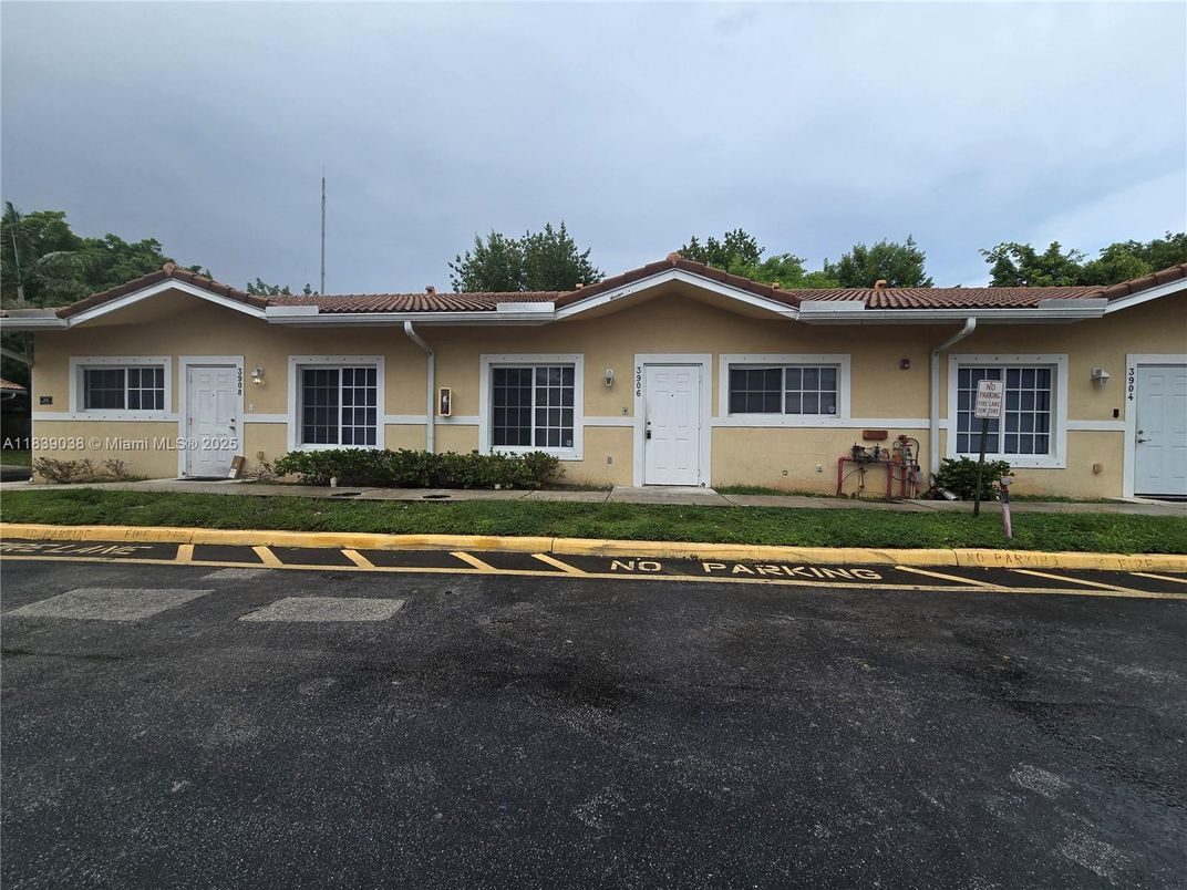 Exterior, Facade, Ranch