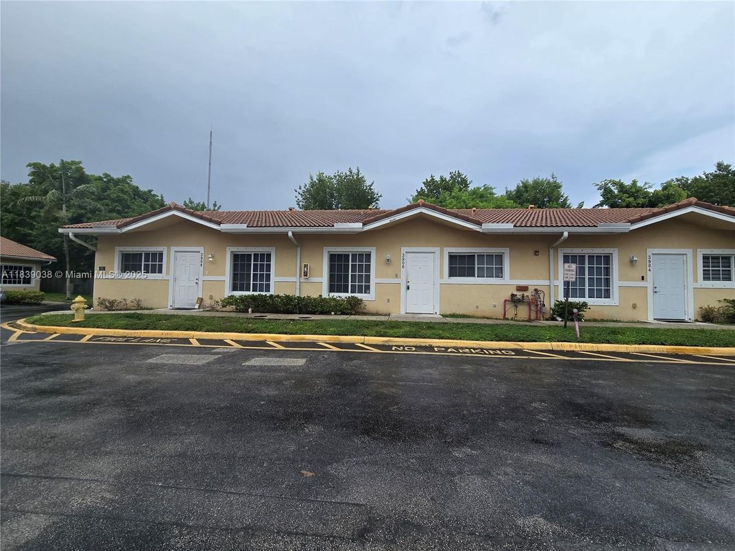 Exterior, Facade, Ranch
