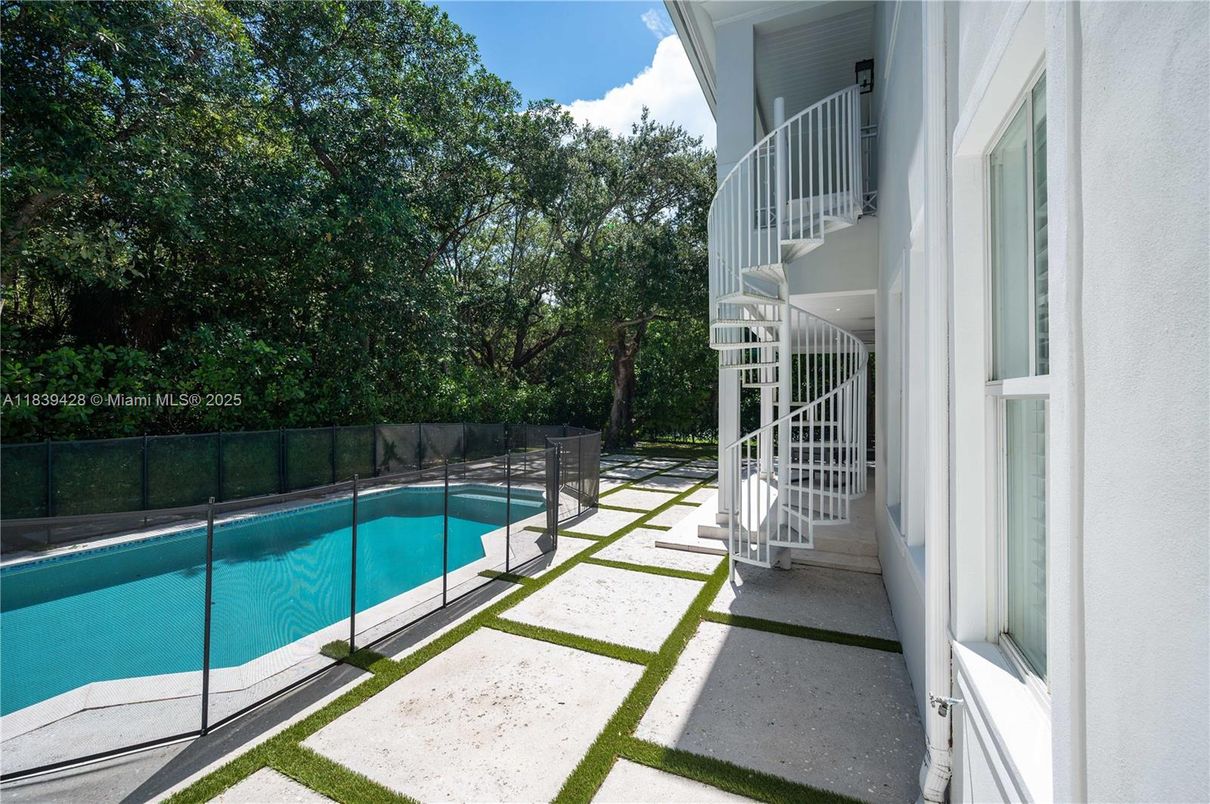 Exterior, Pool