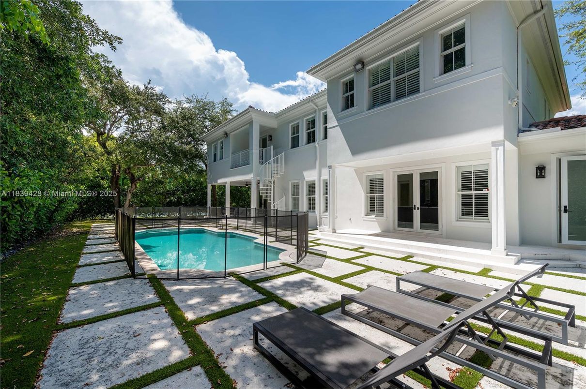 Exterior, Pool