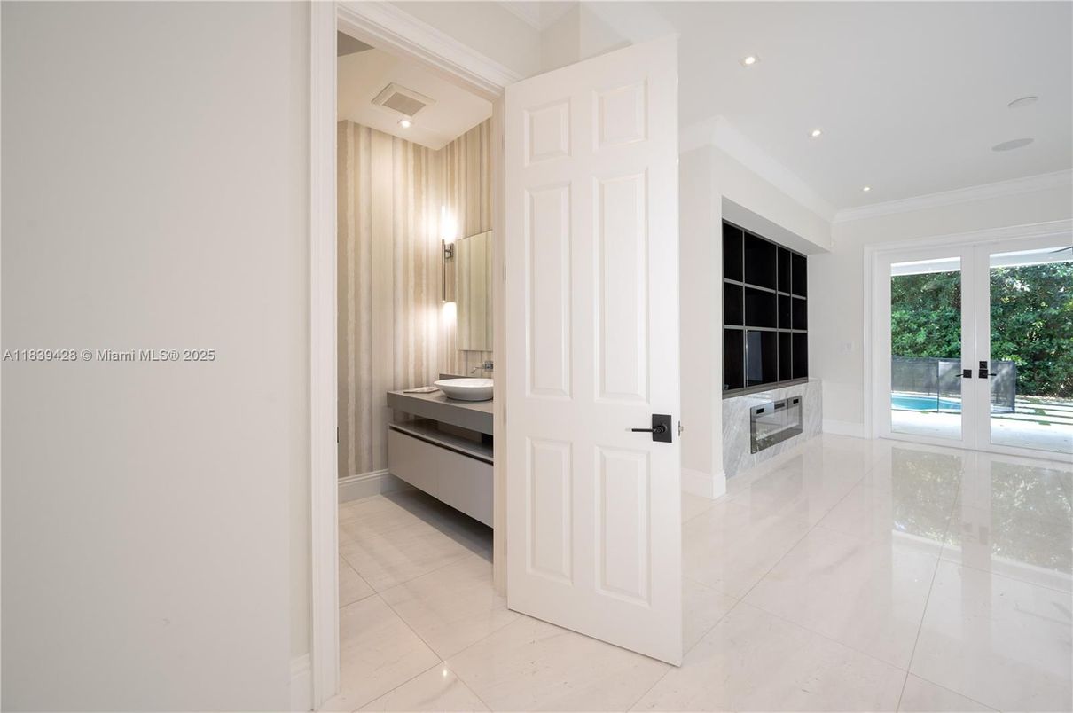 Bathroom, Interior, Recessed Lighting