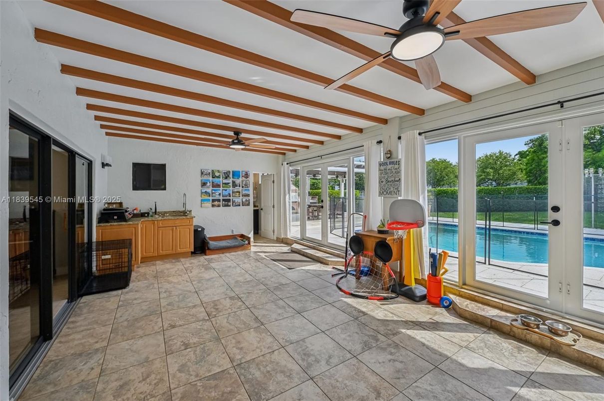 Interior, Sun Room, Water, Wooden Beams