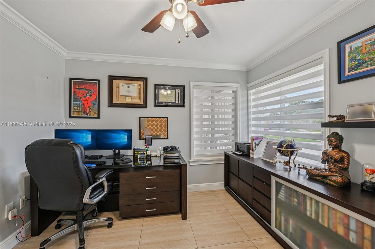 Home Office, Interior