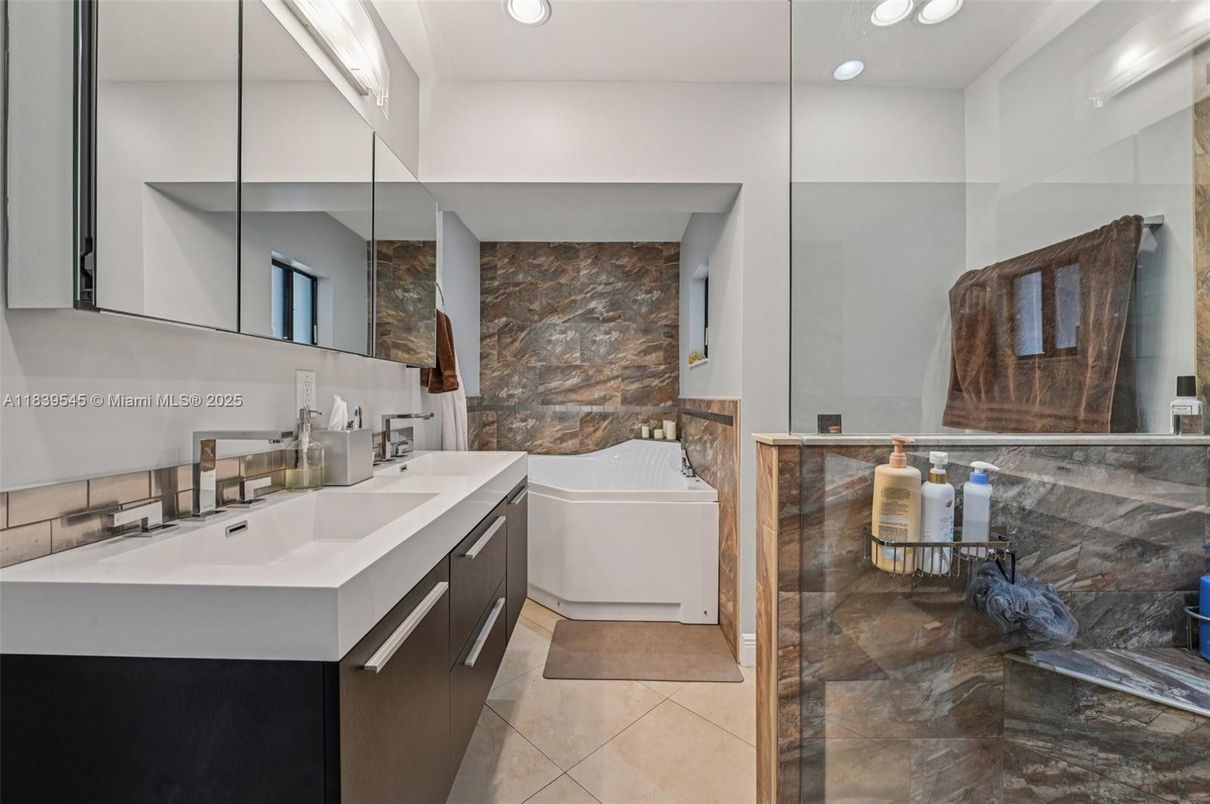 Bathroom, Dual Sink Vanities, Interior, Recessed Lighting