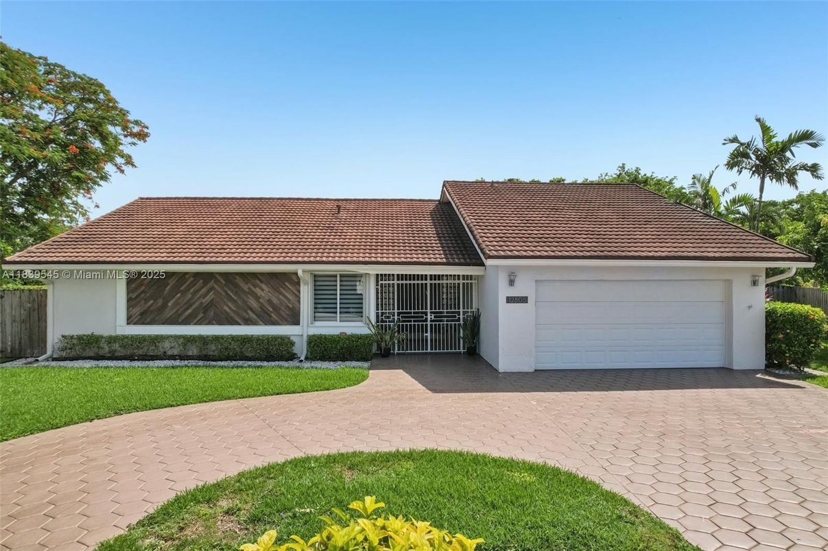 Attached, Exterior, Facade, Ranch