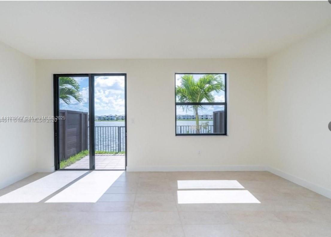 Empty room, Interior, Water
