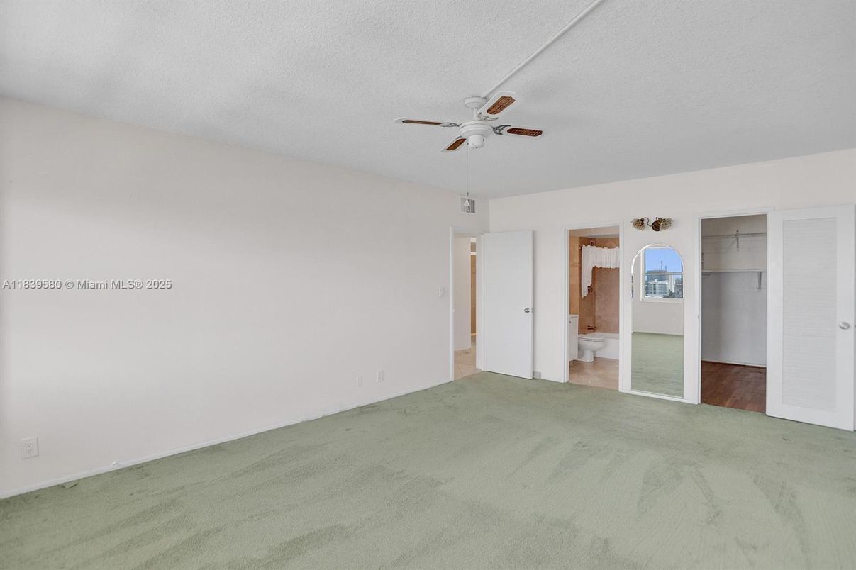 Empty room, Interior
