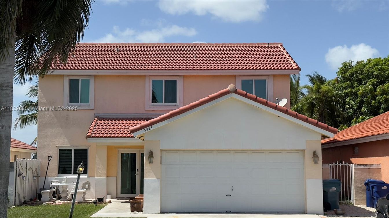 Attached, Exterior, Facade, Mediterranean