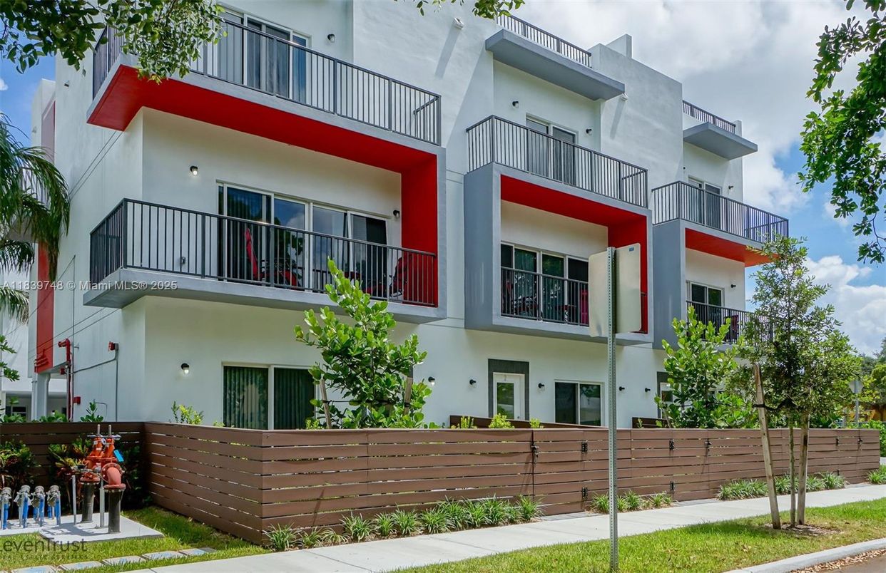 Exterior, Facade, Modern