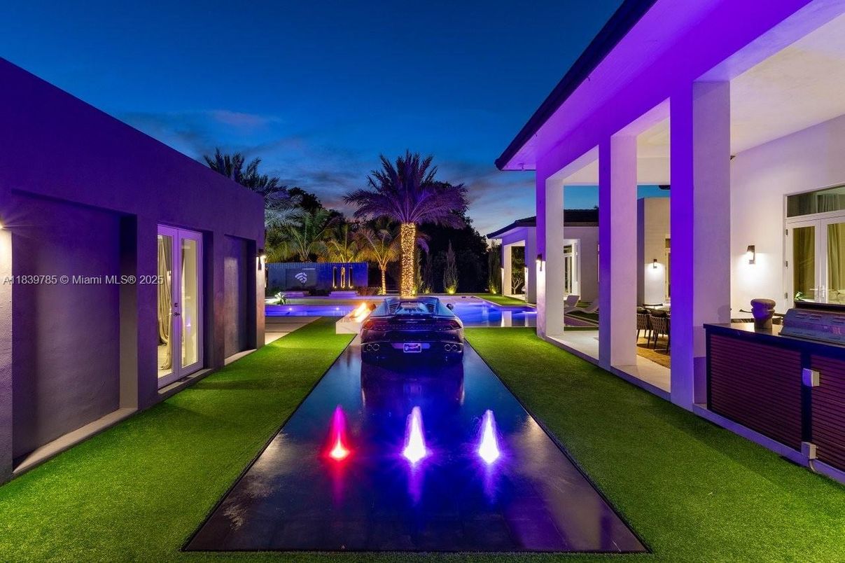 Exterior, Pool