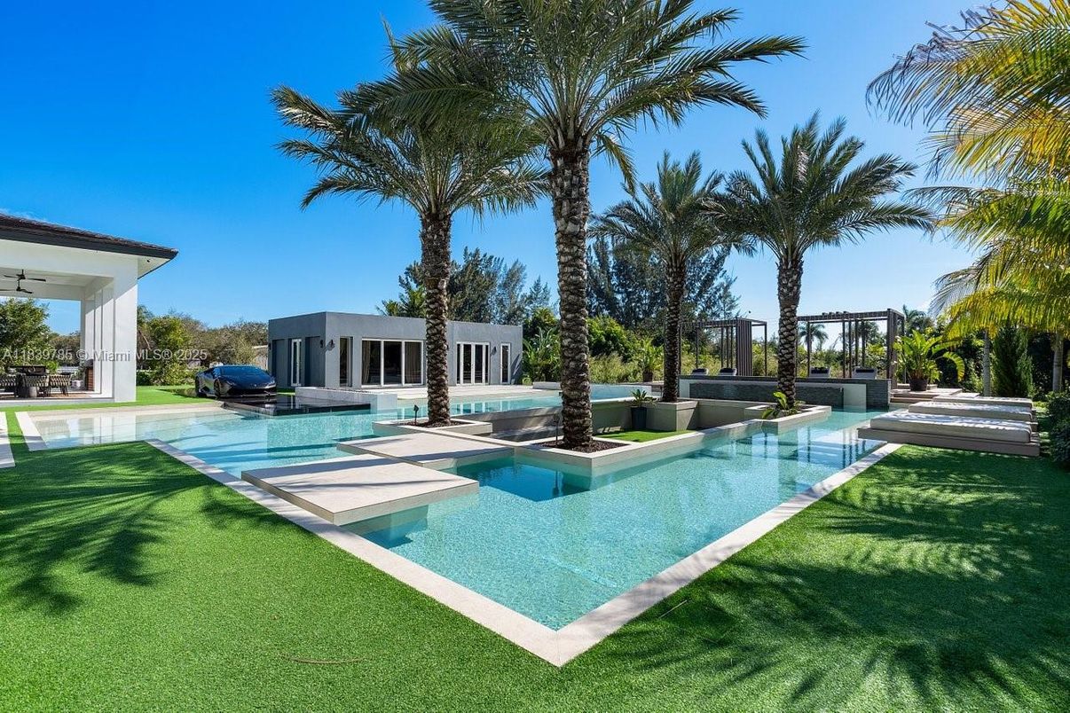 Exterior, Pool