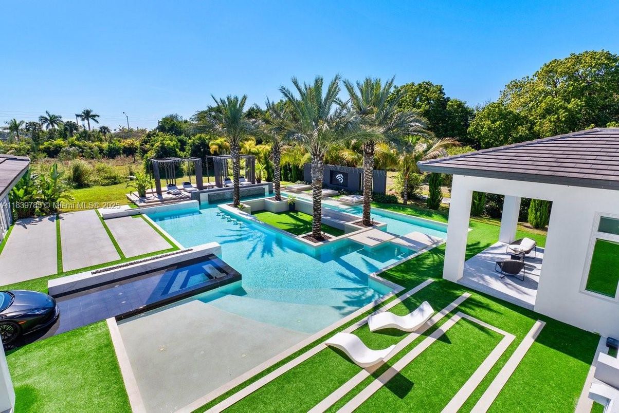 Exterior, Pool