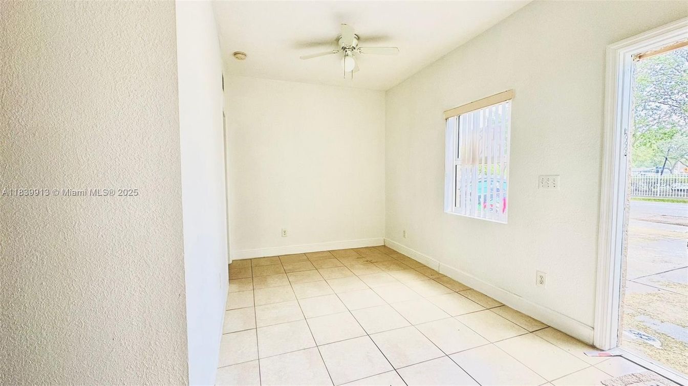 Empty room, Interior