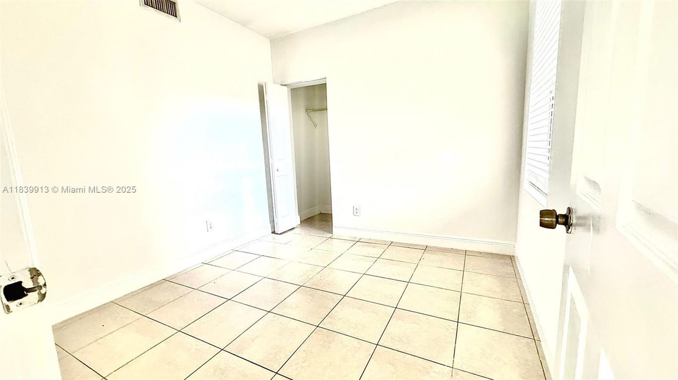 Empty room, Interior