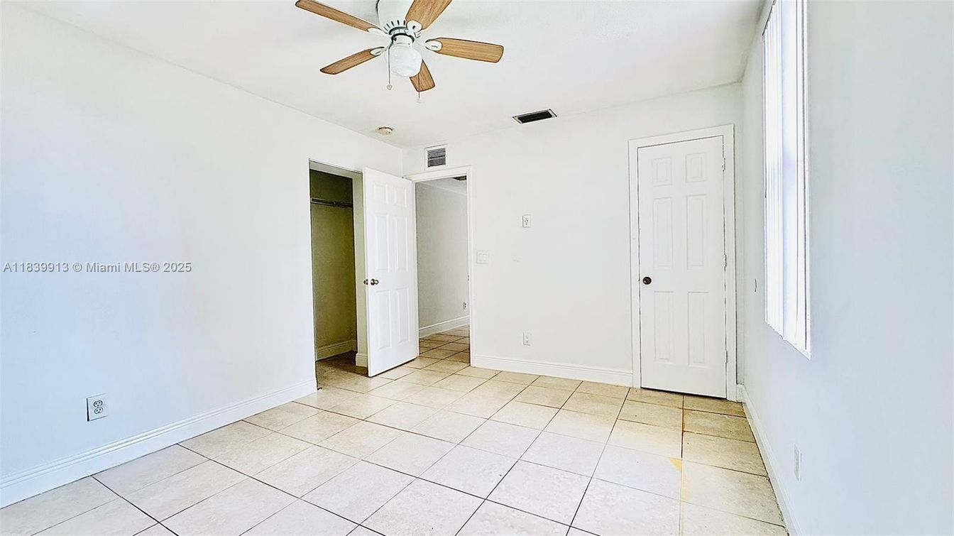 Empty room, Interior