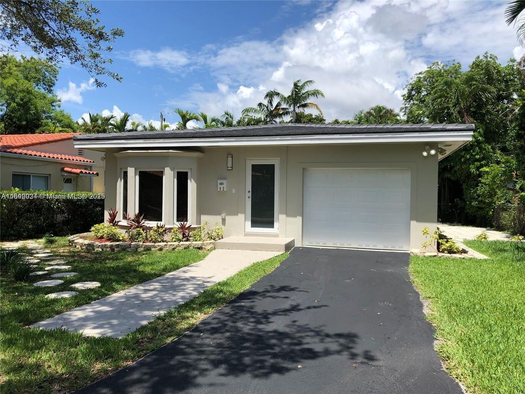 Attached, Exterior, Facade, Ranch