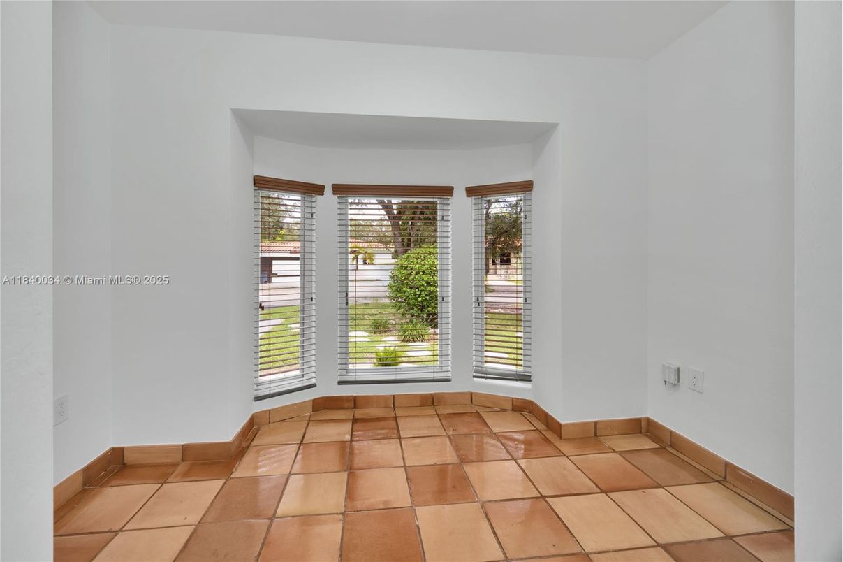 Empty room, Interior