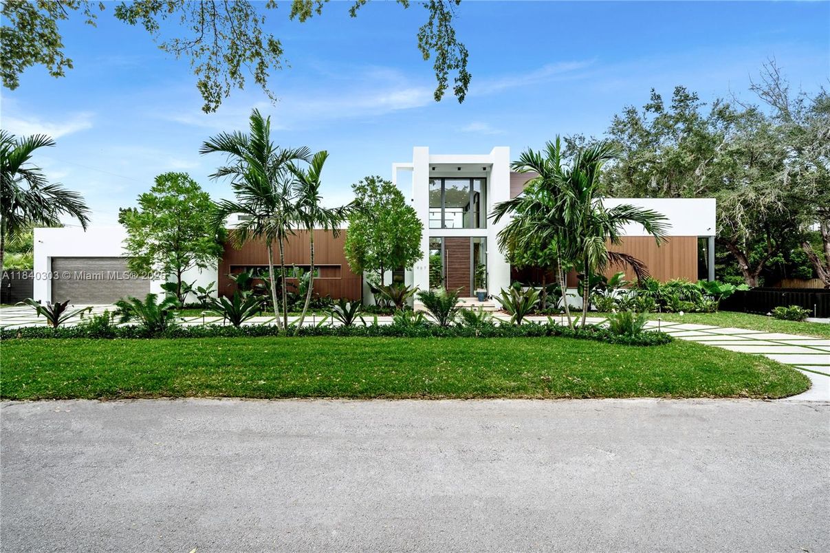 Backyard, Exterior, Facade, Modern