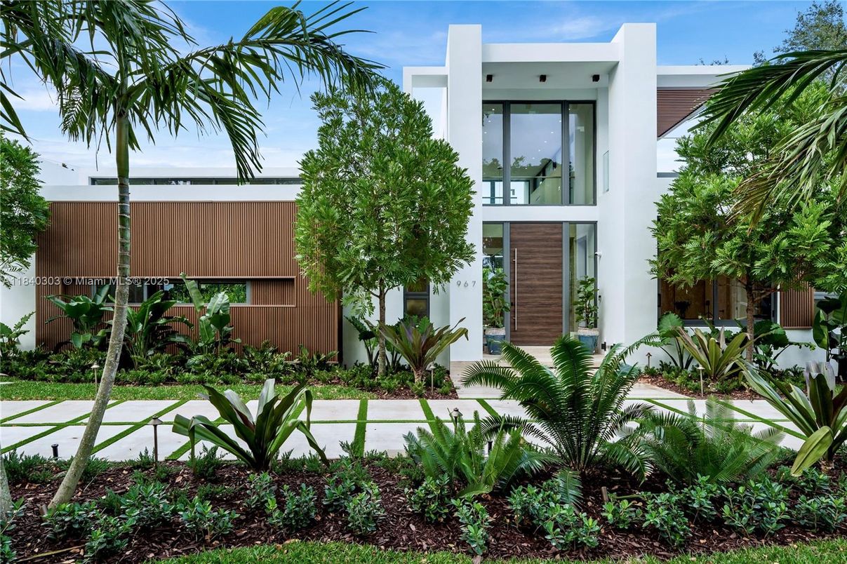 Exterior, Facade, Modern