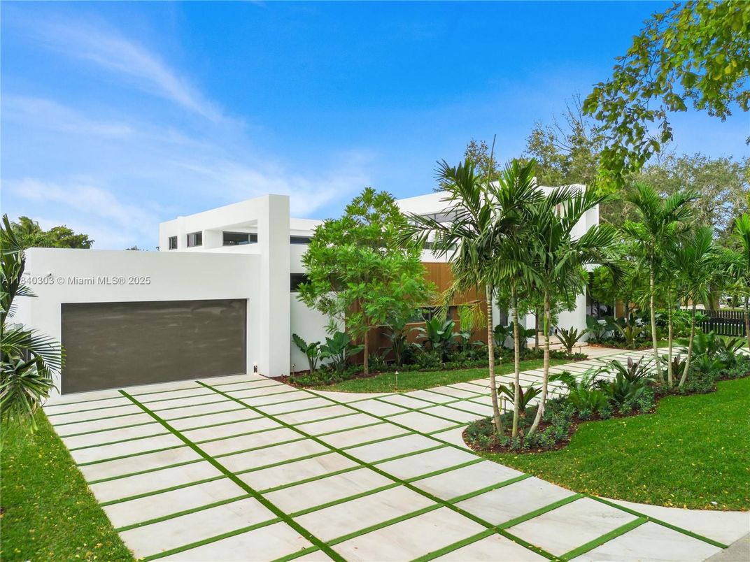 Attached, Backyard, Exterior, Facade, Modern