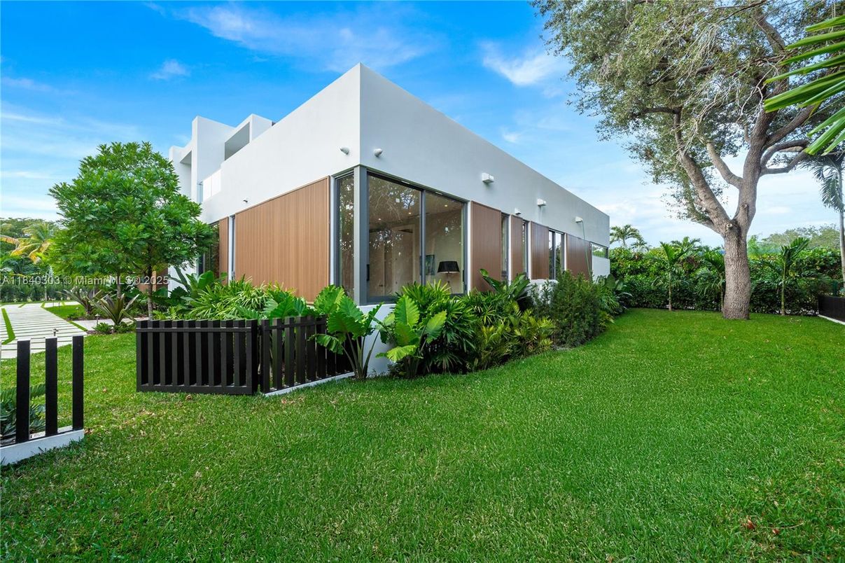 Backyard, Exterior, Facade, Modern