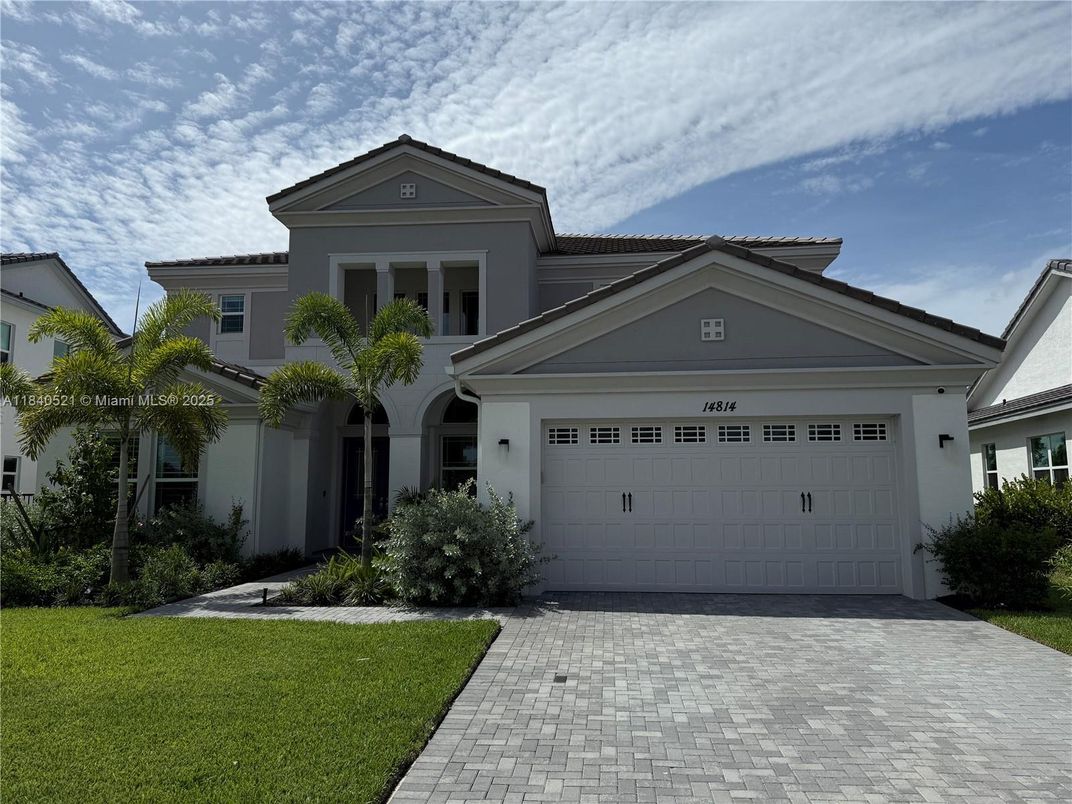 Attached, Exterior, Facade, Mediterranean