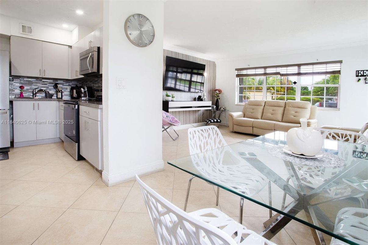 Dining room, Interior, Kitchen, Living room, Recessed Lighting